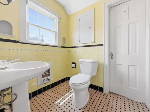 Bath - 609 E Main St, Hamilton, TX 76531 photo 3 of 3