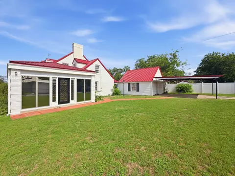 Exterior - 609 E Main St, Hamilton, TX 76531 photo 3 of 8