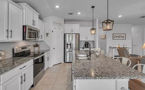 Kitchen - 11108 Beckon Fls, Waco, TX 76708 photo 4 of 7