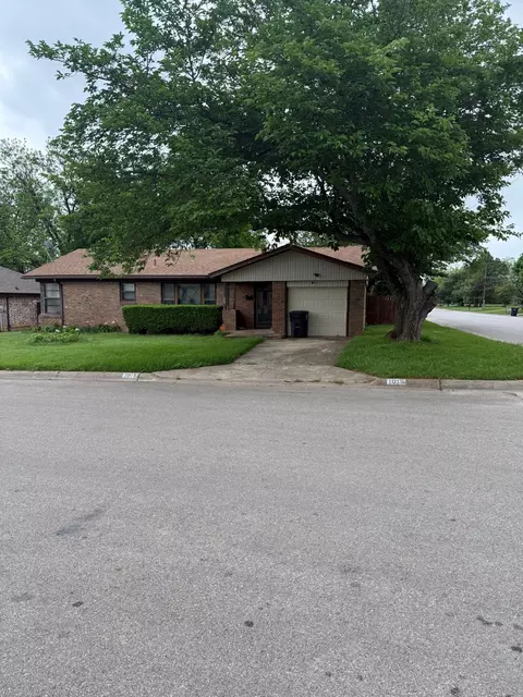 1015 Euclid St, Cleburne, TX 76033