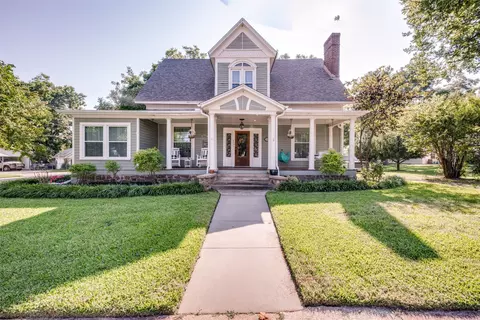 310 E Tarrant St, Bowie, TX 76230