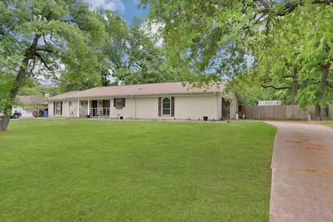 126 Oak Ln, Burleson, TX 76028
