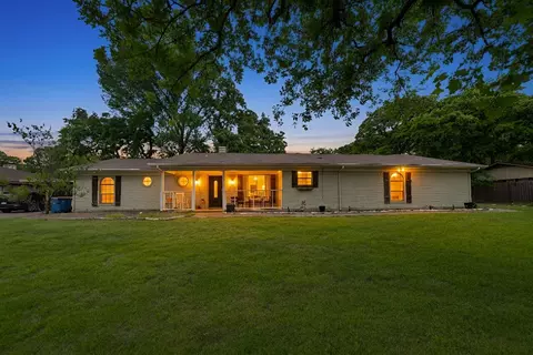 126 Oak Ln, Burleson, TX 76028