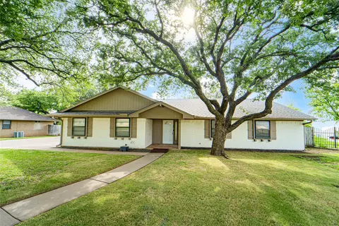 407 Ridge Rd, Breckenridge, TX 76424