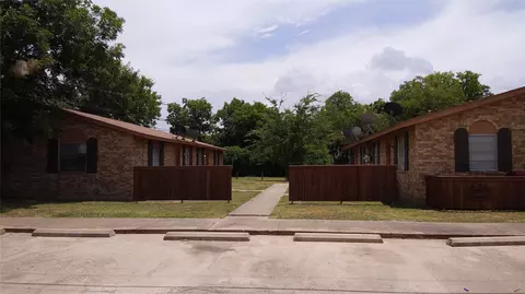 105 W Pine St, Whitewright, TX 75491