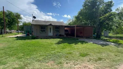 229 W Pine St, Jacksboro, TX 76458