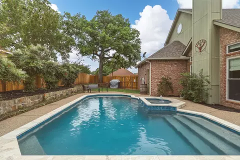 7612 Oak Knoll Dr, North Richland Hills, TX 76182