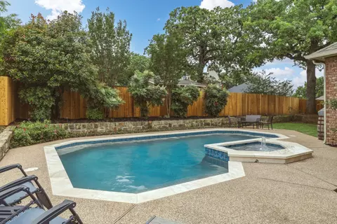 7612 Oak Knoll Dr, North Richland Hills, TX 76182