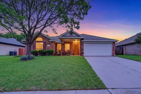582 Tanglewood Dr, Burleson, TX 76028