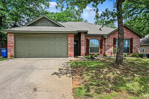 717 Oak Park Dr, Azle, TX 76020