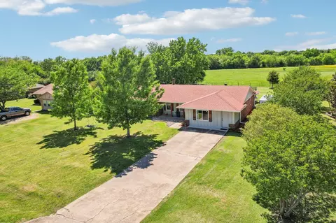 131 Carol Ln, Pecan Hill, TX 75154
