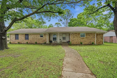 1914 Laurel Rd, Gainesville, TX 76240