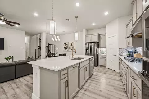 612 Courtyard Ln, Irving, TX 75039