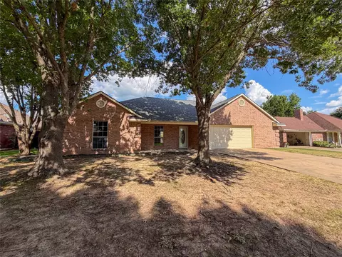 2204 N Village Dr, Bonham, TX 75418