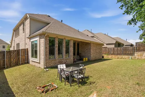 Exterior - 2204 Christopher Ln, Euless, TX 76040 photo 4 of 5