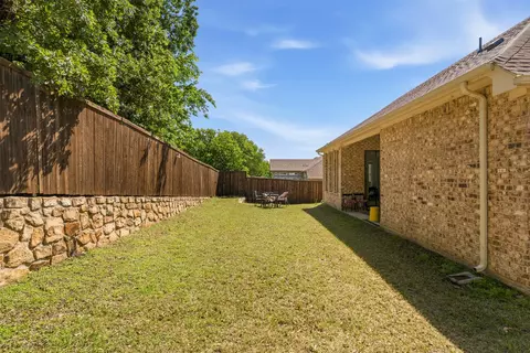 Exterior - 2204 Christopher Ln, Euless, TX 76040 photo 3 of 5