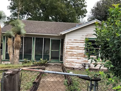 1016 Yale St, Beverly Hills, TX 76711