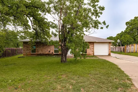 520 Lake Crest Pkwy, Azle, TX 76020