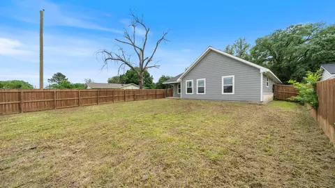 Exterior - 207 E Mccoulskey St, Terrell, TX 75160 photo 4 of 9