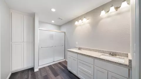 Bath - 207 E Mccoulskey St, Terrell, TX 75160 photo 2 of 2