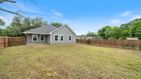 Exterior - 207 E Mccoulskey St, Terrell, TX 75160 photo 6 of 9