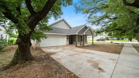 Exterior - 207 E Mccoulskey St, Terrell, TX 75160 photo 7 of 9
