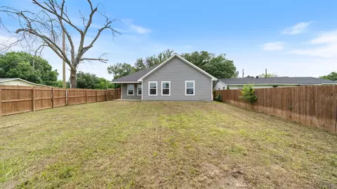 Exterior - 207 E Mccoulskey St, Terrell, TX 75160 photo 5 of 9