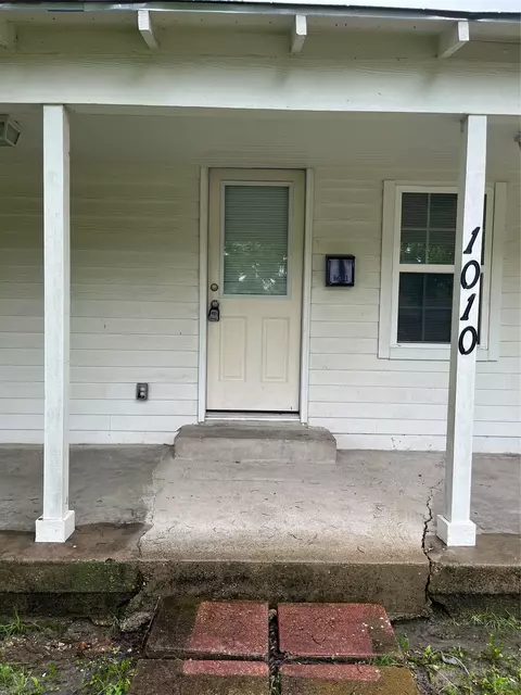 Exterior - 1010 E College St, Terrell, TX 75160 photo 1 of 3