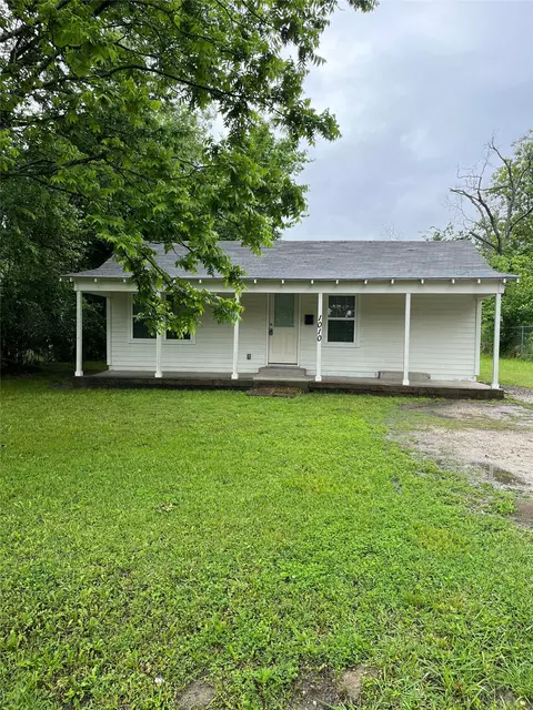 Exterior - 1010 E College St, Terrell, TX 75160 photo 2 of 3