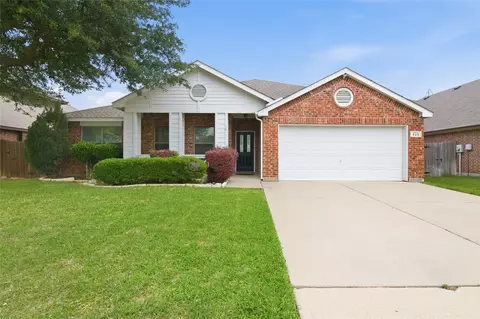 820 Forest Heights Dr, Crowley, TX 76036