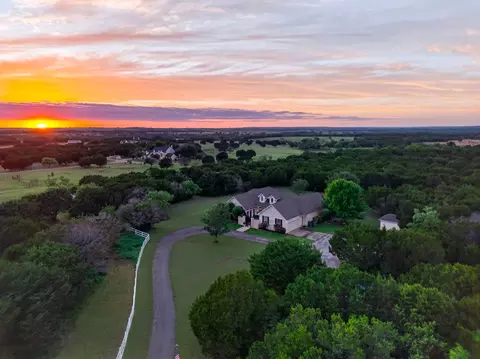6813 Running Deer Ct, Granbury, TX 76049