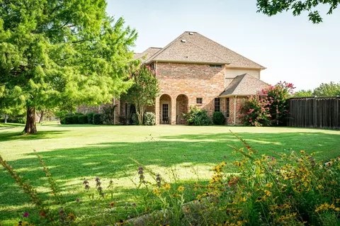 Exterior - 703 Mockingbird Dr, Murphy, TX 75094 photo 3 of 9