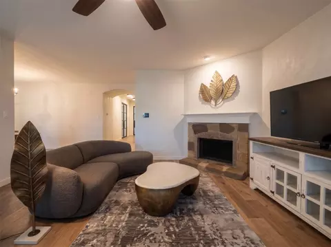 1131 Grimes Dr, Forney, TX 75126