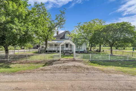 421 N Huey Ave W, Mount Calm, TX 76673