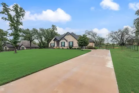 404 Scenic Wood Dr, Azle, TX 76020