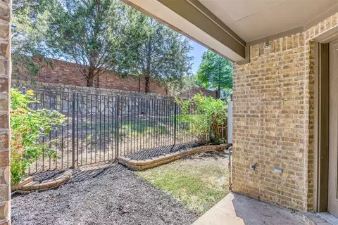 Exterior - 1014 Brook Forest Ln, Euless, TX 76039 photo 5 of 7