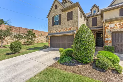 Exterior - 1014 Brook Forest Ln, Euless, TX 76039 photo 4 of 7