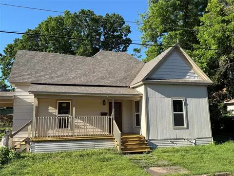 309 W 8th St, Bonham, TX 75418