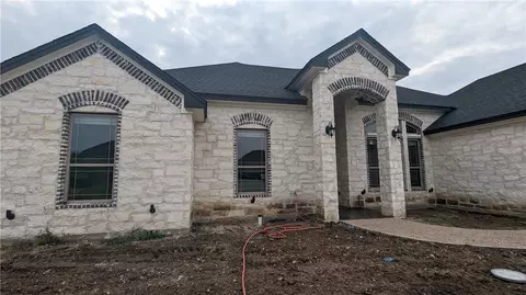 805 N Navajo Trl, Mcgregor, TX 76657