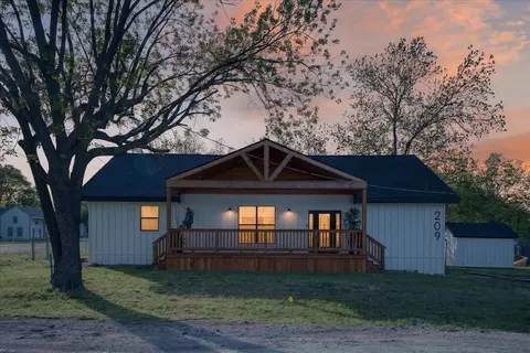 209 N Broad St, Saint Jo, TX 76265