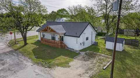 209 N Broad St, Saint Jo, TX 76265