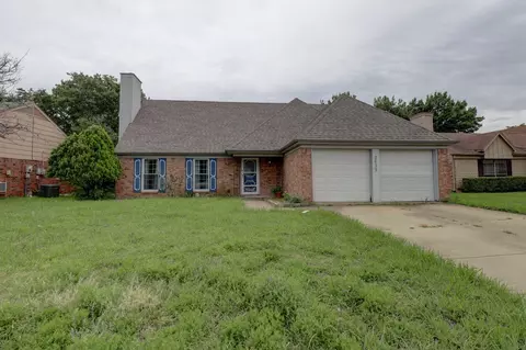 2633 Channing Dr, Grand Prairie, TX 75052