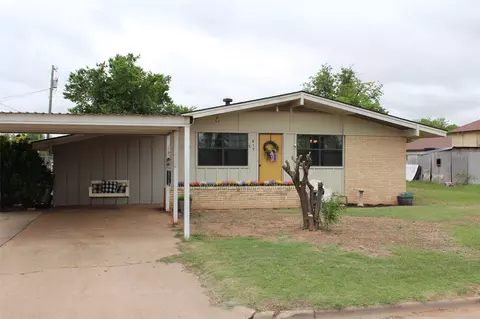 810 W Eden St, Munday, TX 76371
