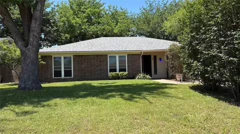 400 Indian Crest Dr, Saginaw, TX 76179