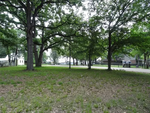 106 Lakewood Dr, Mabank, TX 75156