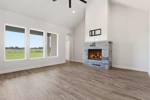 Living - 117 Eagle Ct, Rainbow, TX 76077 photo 2 of 5