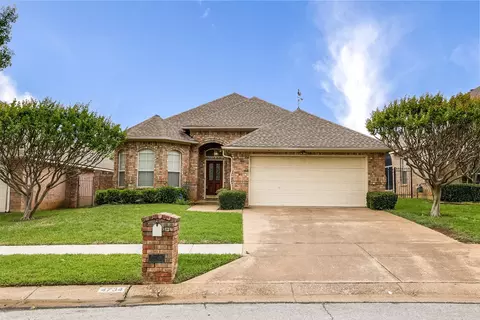 4734 Village Oak Dr, Arlington, TX 76017