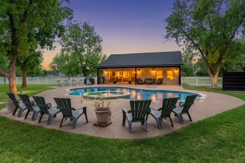 10008 Flight Plan Dr, Granbury, TX 76049