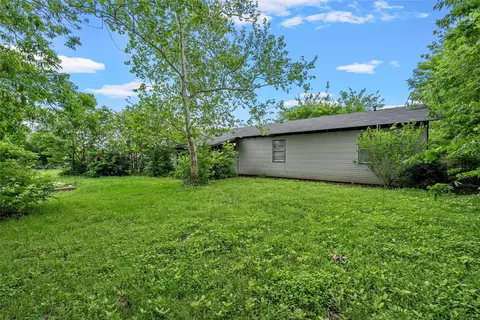 Exterior - 607 E Pine St, West, TX 76691 photo 4 of 4