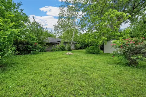 Exterior - 607 E Pine St, West, TX 76691 photo 3 of 4